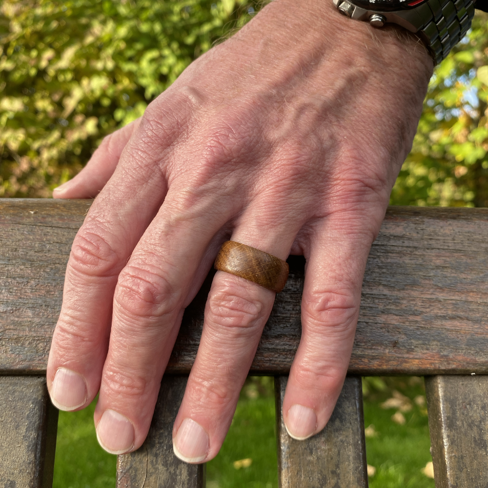 Ring "Sombre" - Recycelter Holzring aus alter Küchenfront