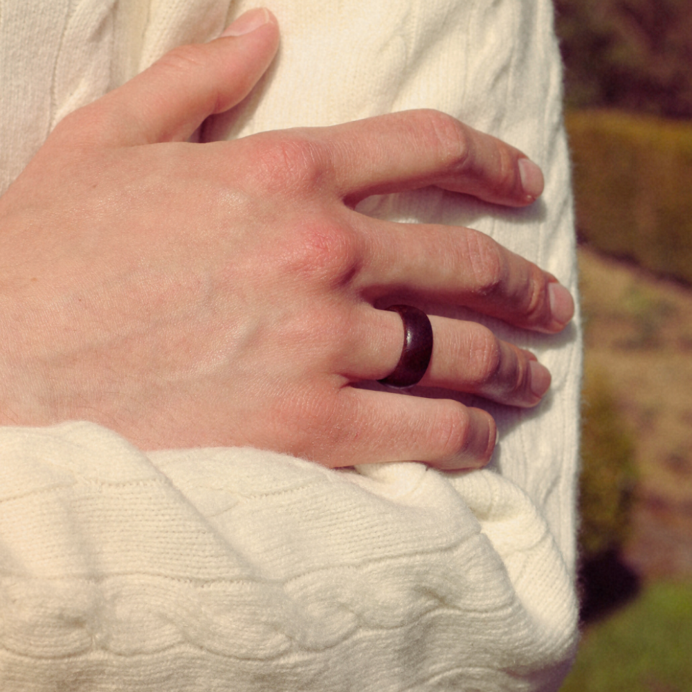Ring "Sombre" - Recycelter Holzring aus alter Küchenfront