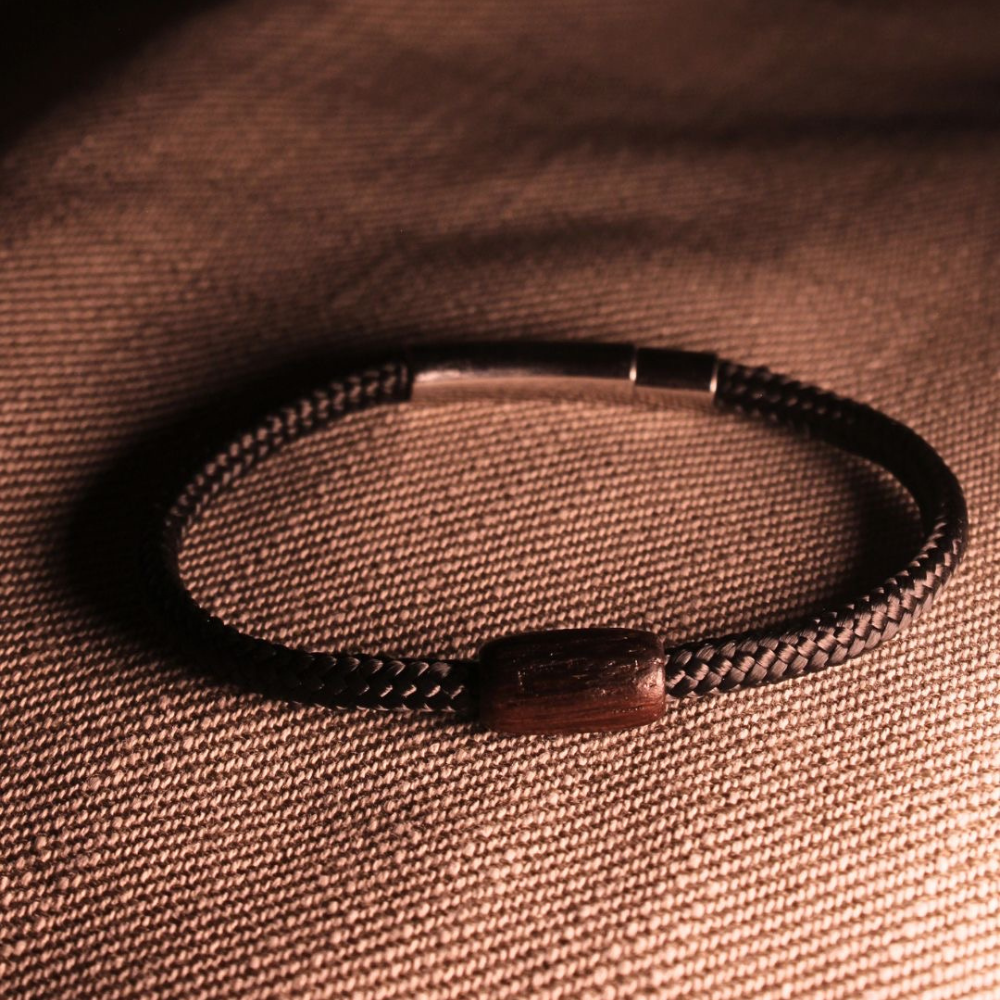 Armband aus recyceltem Kirchenparkett - Schwarzes Band