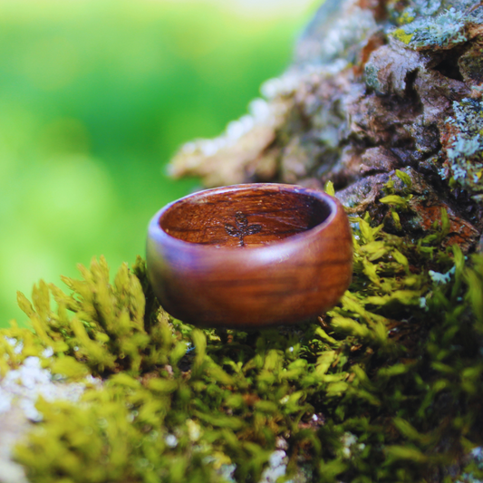 Ring "Sombre" - Recycelter Holzring aus alter Küchenfront